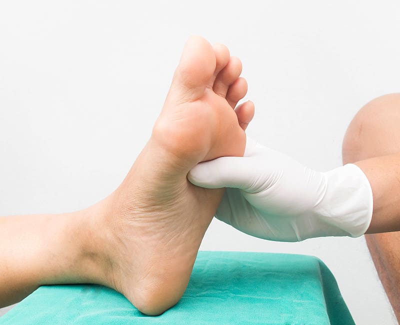 Médico avaliando os pés de paciente diabético